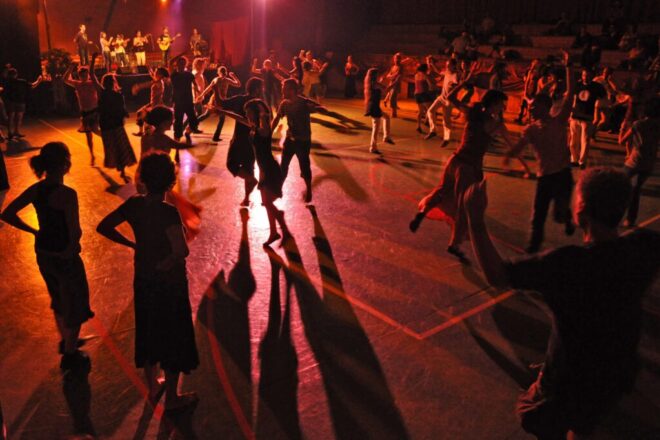 Xuriach estrena “Sarau!”, un espectacle participatiu per a fer ballar la tradició