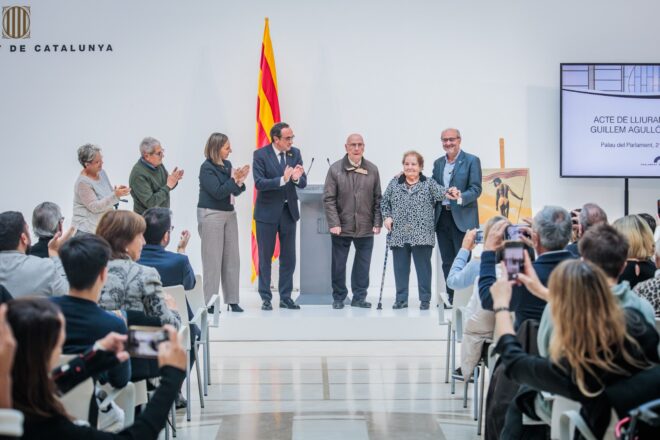L’Amical de Mauthausen rep el premi Guillem Agulló amb una crida a “no abaixar la guàrdia” davant la intolerància