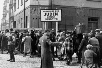 Jueus conduïts a un gueto (Universal History Archive Getty Images).