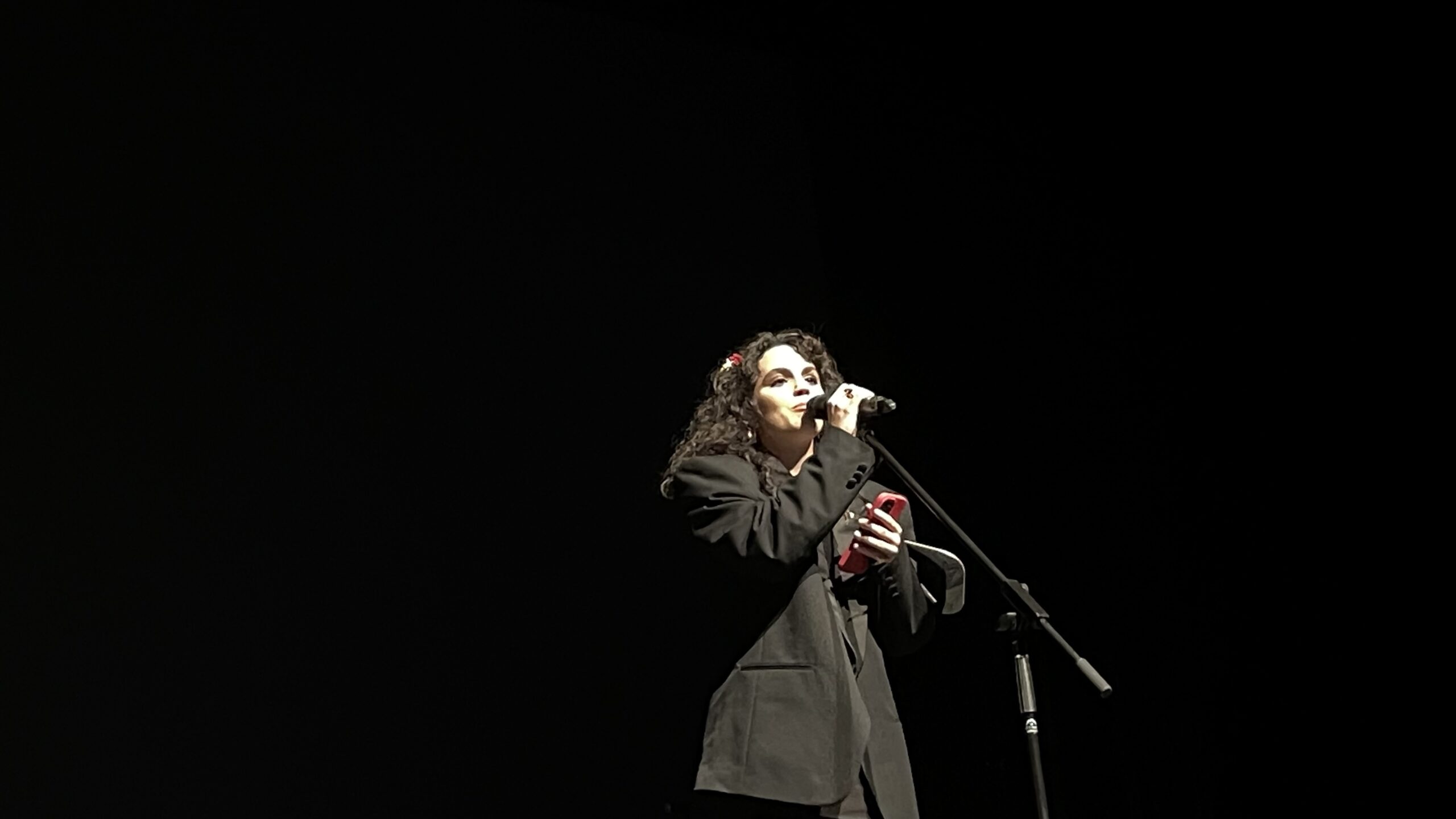 Actuació de la Maria, premiada pel disc 'Robin'. Fotografia: Col·lectiu Ovidi Montllor