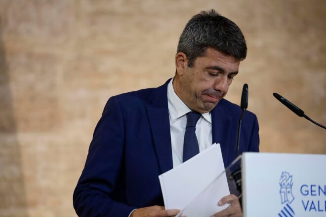 Mazón signa el document de renúncia a la presidència de la Generalitat