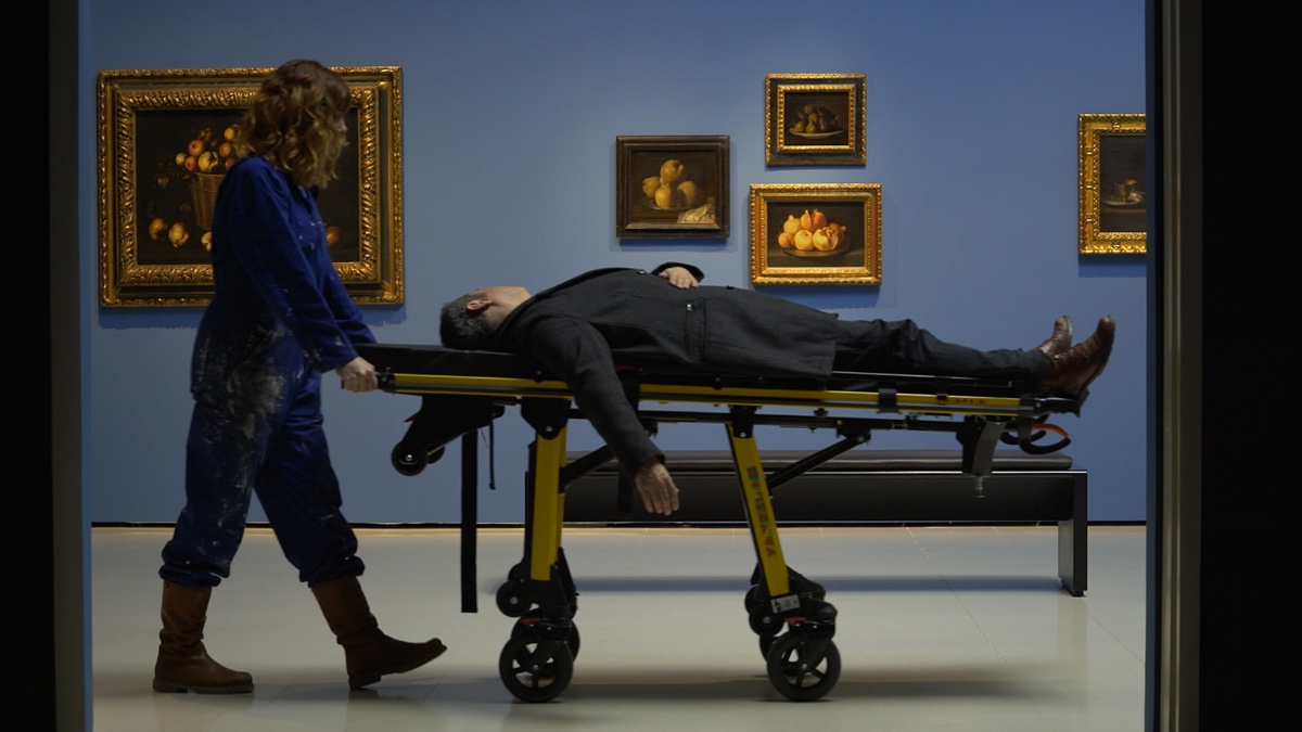 Paula Bonet empeny una llitera amb Jordi Lara sota els efectes de la sindrome de Stendhal al MNAC durant el rodatge del programa 'Il.luminats' de 3Cat (fotografia: Albert Ballart).