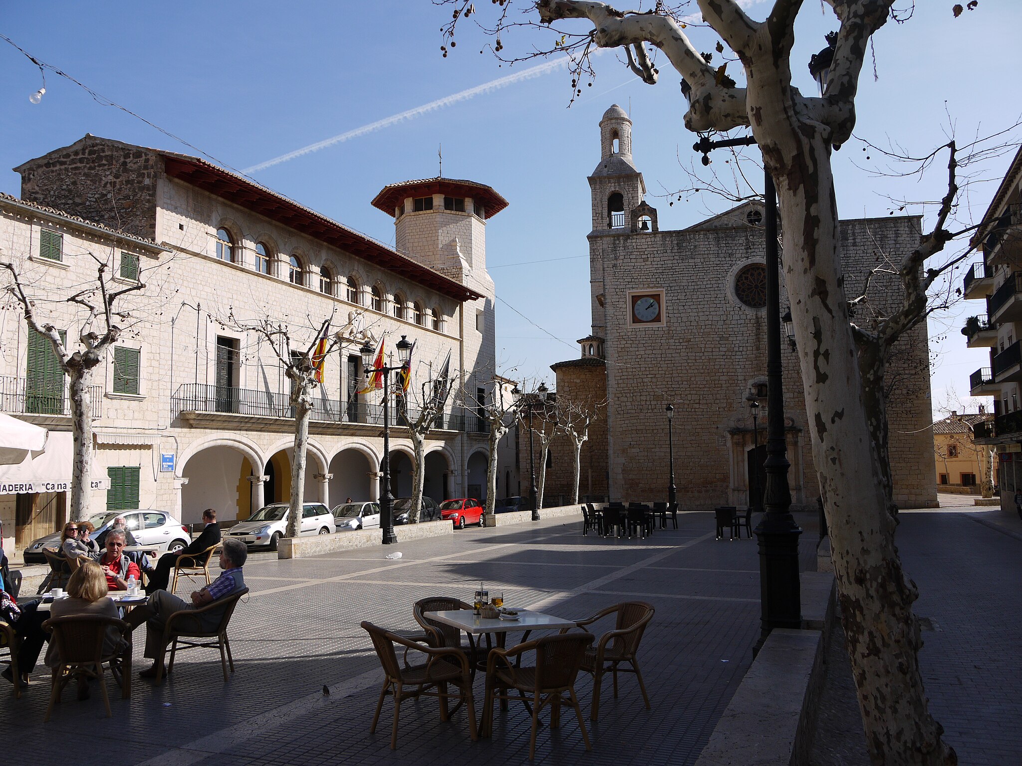Plaça Major d'Alaró. Fotografia: Martin Ibert, CC BY-SA 3.0, via Wikimedia Commons