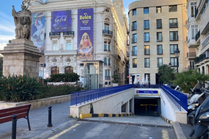 Eixida dels vehicles de l'aparcament de la Glorieta o plaça de Tetuan (fotografa: Prats i Camps).