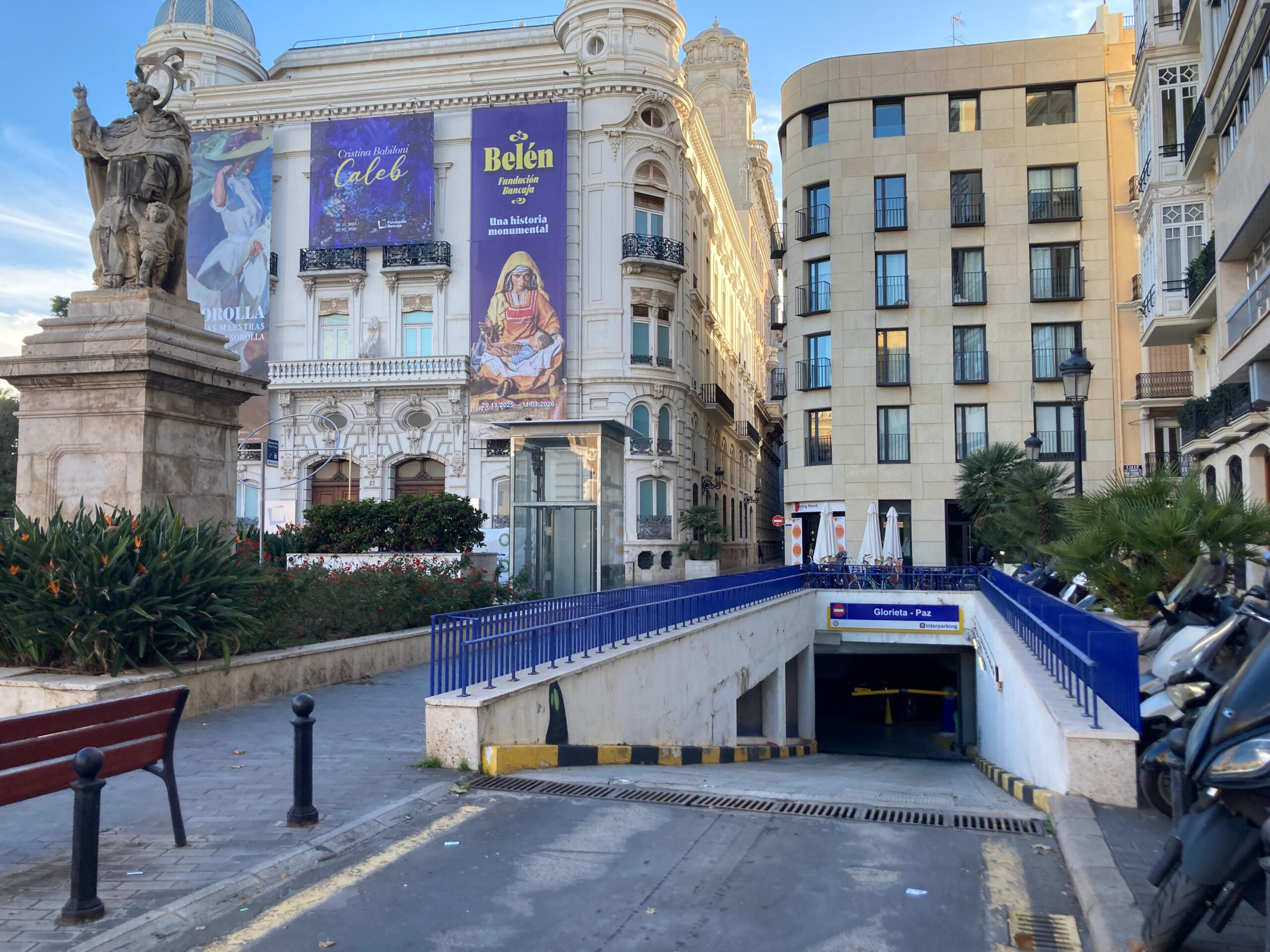 Eixida dels vehicles de l'aparcament de la Glorieta o plaça de Tetuan (fotografa: Prats i Camps).