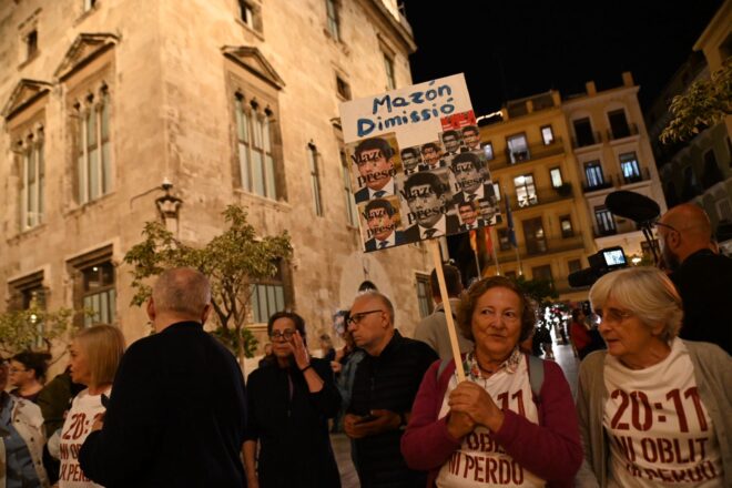 Víctimes de la gota freda es concentren davant la Generalitat tot esperant la dimissió de Mazón