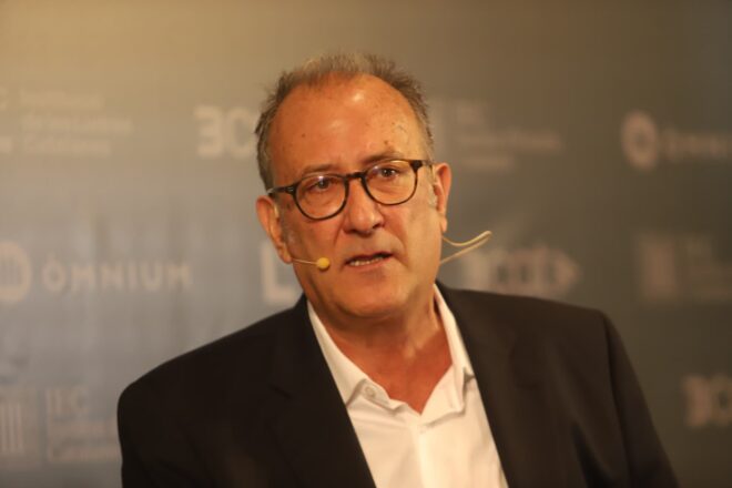 Òmnium exigeix a institucions i partits que tornin a defensar l’escola en català el 2026