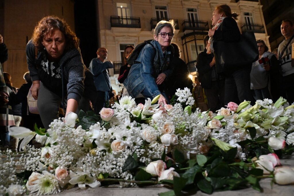 Els familiars homenatgen les víctimes de la gota freda omplint de flors blanques l’entrada de les Corts