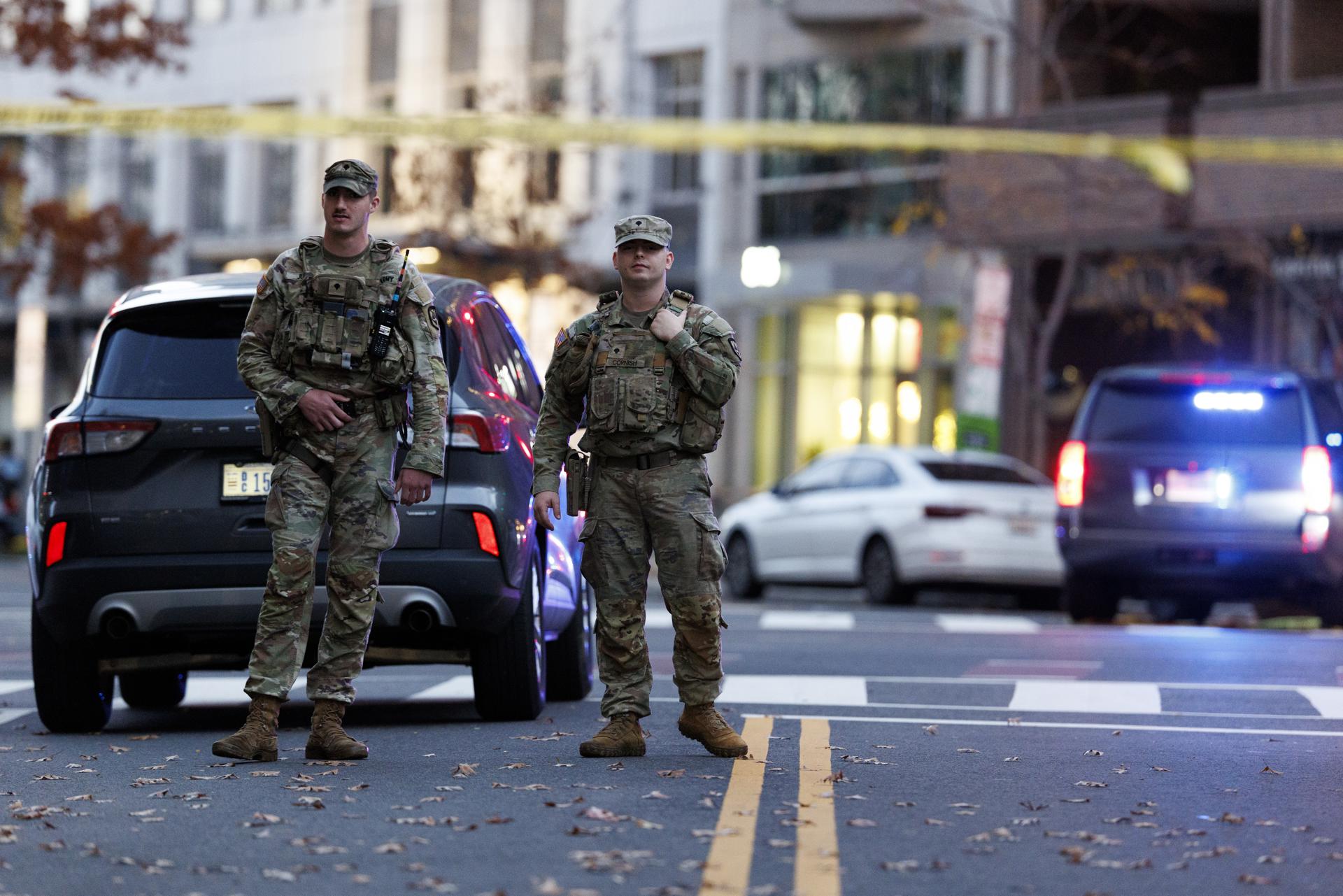 Un altar commemoratiu amb flors i una bandera dels Estats Units davant l’estació de metro Farragut West, a Washington DC, en honor als dos membres de la Guàrdia Nacional de Virgínia Occidental tirotejats, a poques illes de la Casa Blanca.