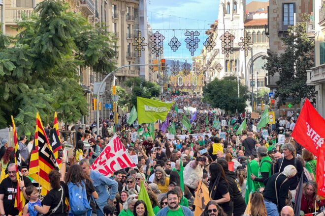 El govern acorda un augment de sou per als docents sense el suport de la USTEC