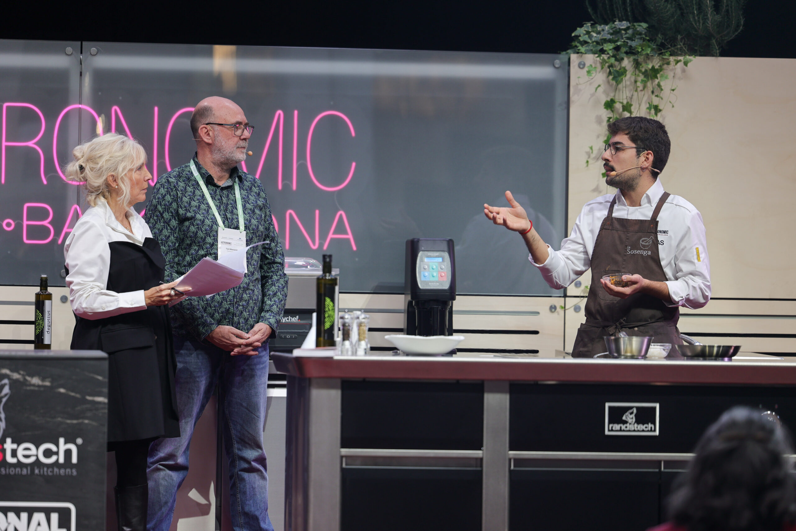 La periodista Carme Gasull, el director de la Fundació Alícia, Toni Massanés, i el xef Marc Pérez, de la Sosenga, durant una de les sessions del fòrum (fotografia: Fòrum Gastronòmic).