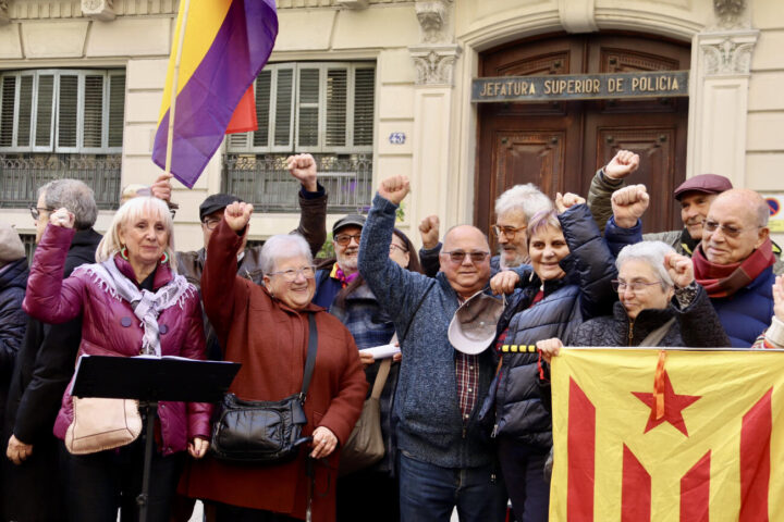 Represaliats pel franquisme alcen els punys durant la commemoració dels 50 anys de la mort del dictador davant la comissaria de la policia espanyola a la Via Laietana de Barcelona (fotografia: ACN / Maria Pratdesaba).