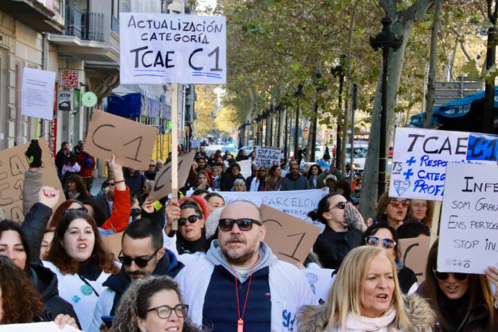 Manifestació d’un centenar d’infermeres i auxiliars a la Gran Via de les Corts Catalanes a Barcelona (fotografia: ACN / Gemma Sánchez).