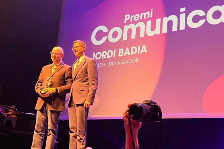 Jordi Badia, cap d'estil de VilaWeb, rebent el premi.