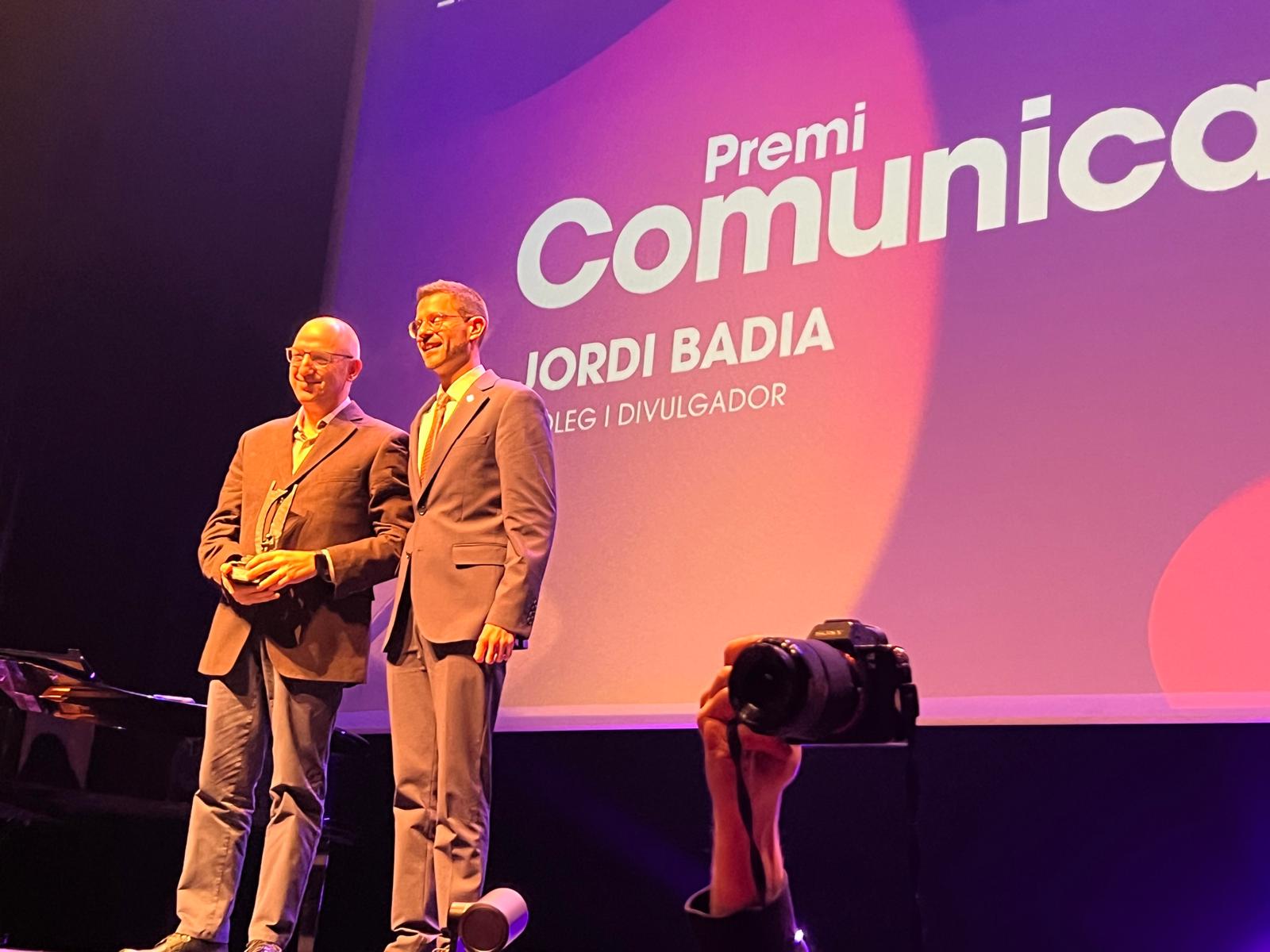 Jordi Badia, cap d'estil de VilaWeb, rebent el premi.