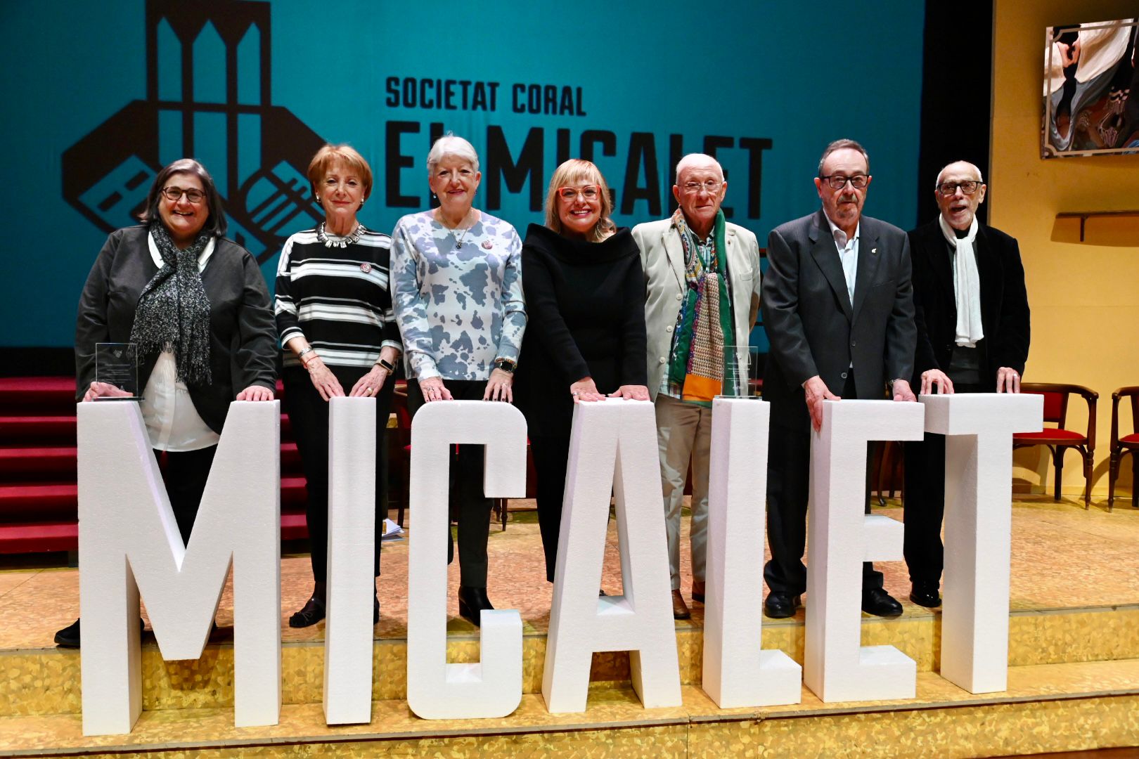 Els guardonats amb els premis, en companyia de la presidenta de l'entitat, Gemma Pasqual, i els socis guardonats també per haver fet 50 anys com a membres de l'entitat.