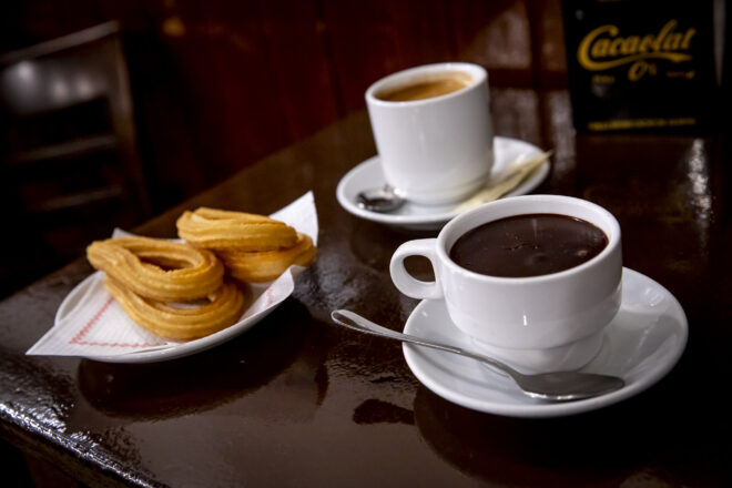 Una tassa de xocolata amb els peus al passat