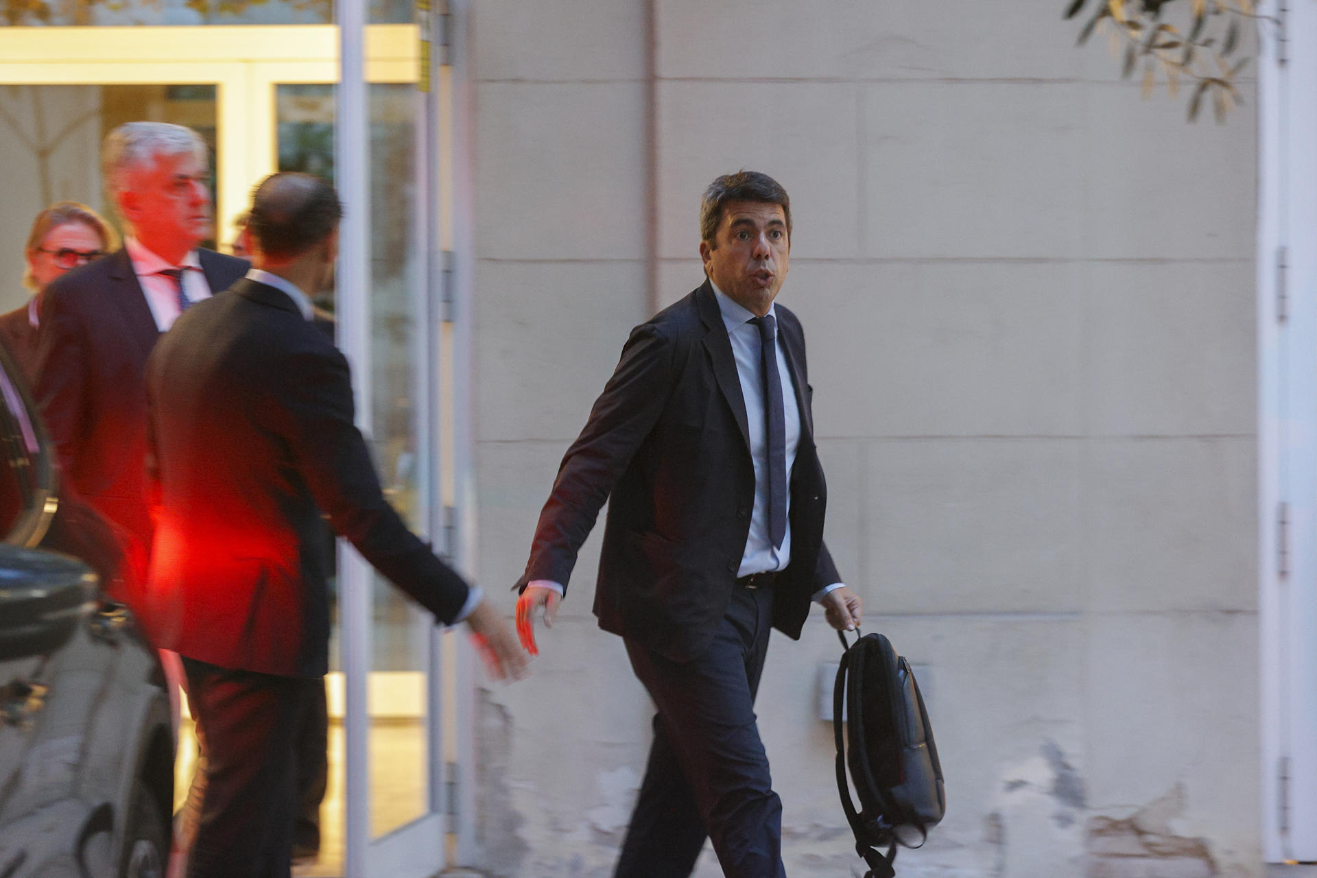 Carlos Mazón ix per la porta de darrere de les Corts amagat de les víctimes