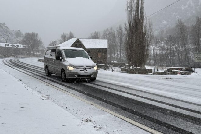 Baixen d’una trentena a disset les carreteres afectades per la neu
