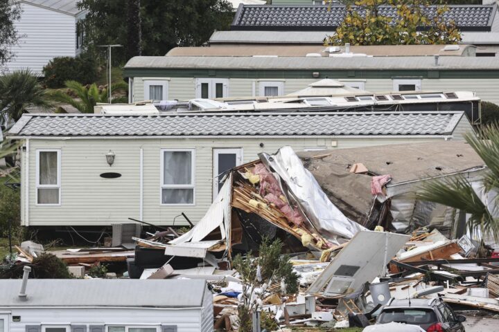 Un càmping destruït després d'un tornado a l’Albufeira