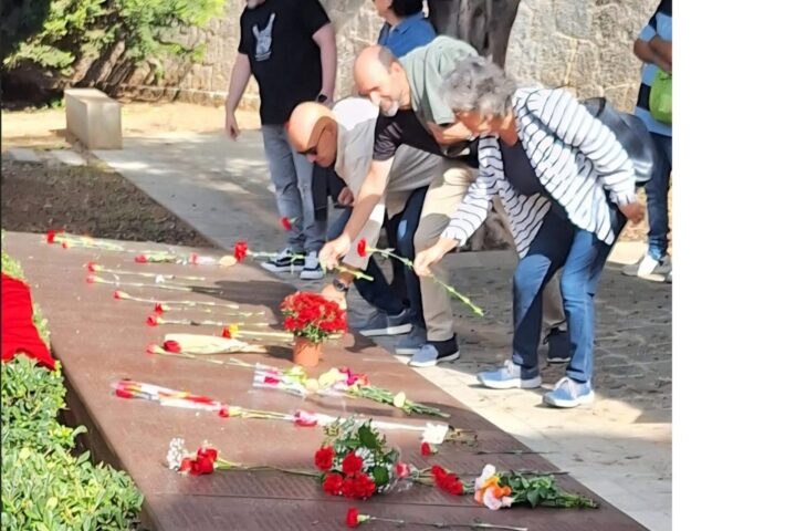 Centenars de persones participen a Palma en l'ofrena floral a les víctimes de la guerra de 1936-1939 i la dictadura franquista