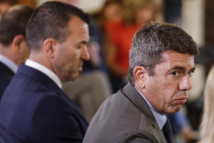 El president de la Generalitat Valenciana, Carlos Mazón, i el president de la diputació de València, Vicent Mompó, presideixen la signatura del conveni entre la Generalitat, la diputació de València i la Federació Valenciana de Municipis i Demarcacions (FVMP).