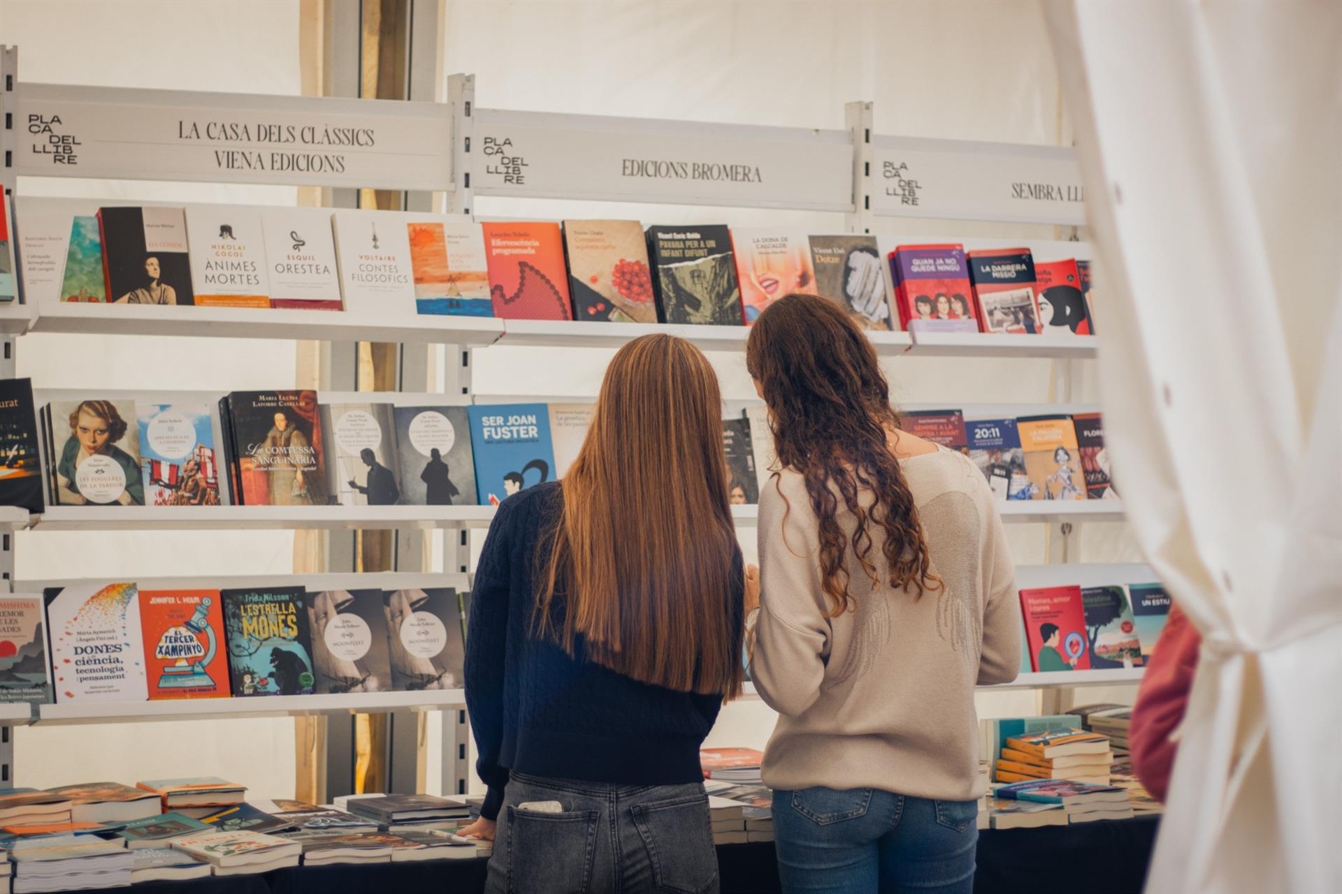 Assistents a la Plaça del Llibre