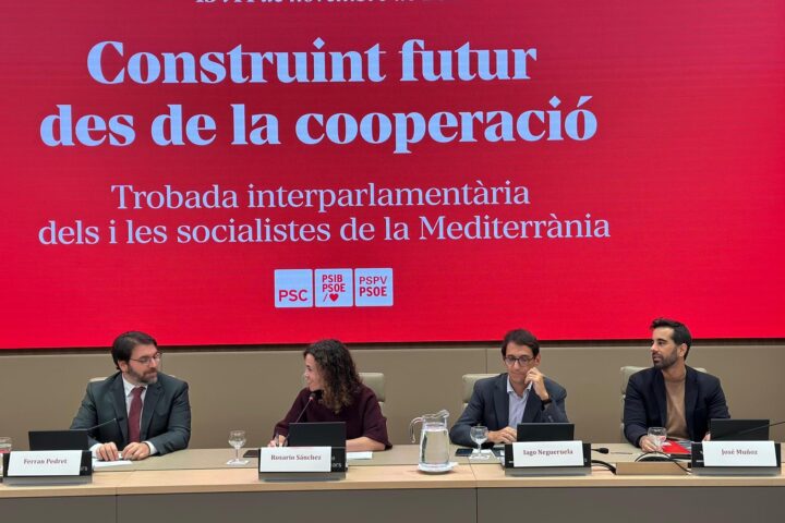 La vice-secretària general del PSIB, Rosario Sánchez, i els dirigents dels grups parlamentaris socialistes de les Illes, Catalunya i el País Valencià.