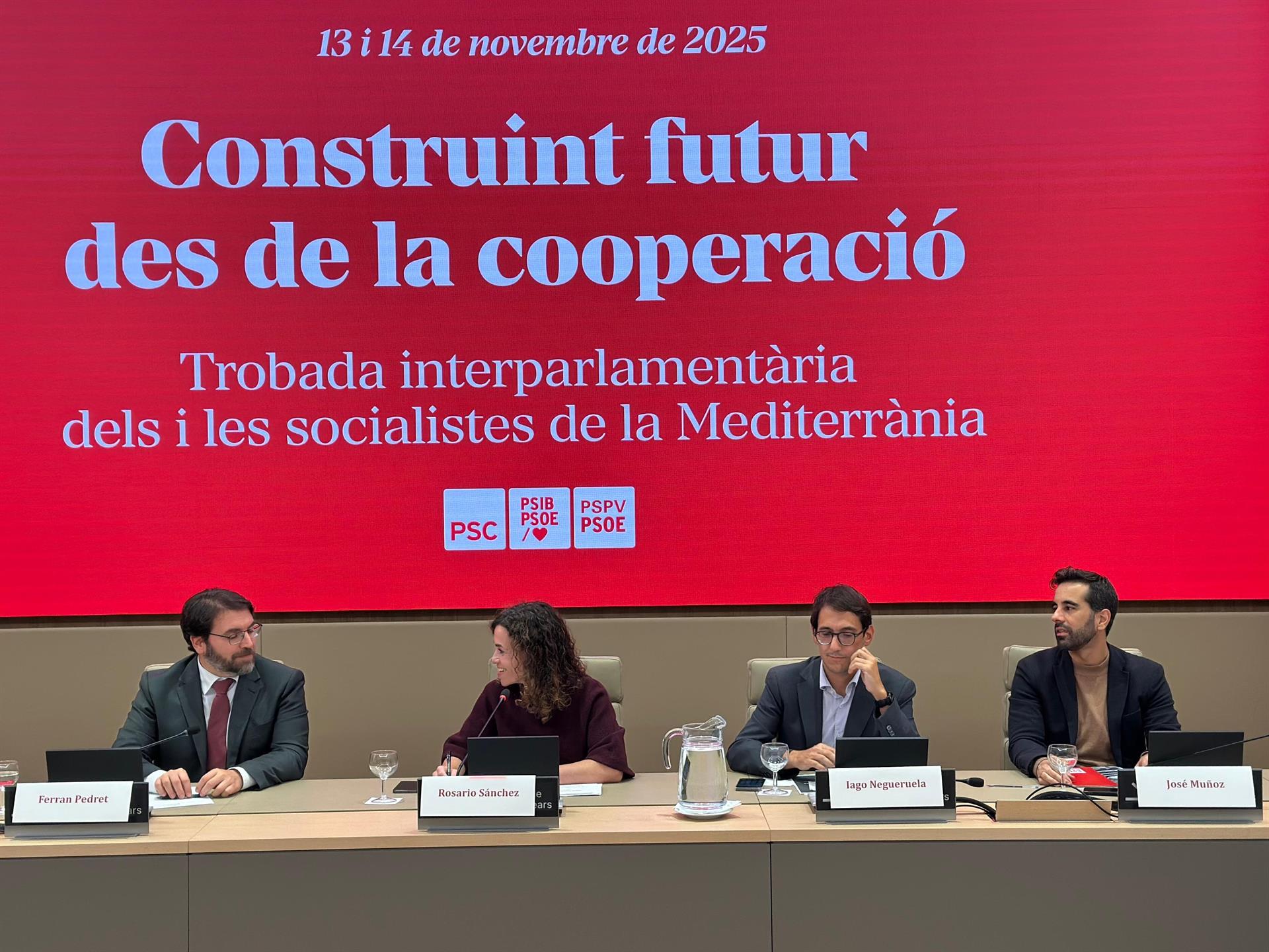 La vice-secretària general del PSIB, Rosario Sánchez, i els dirigents dels grups parlamentaris socialistes de les Illes, Catalunya i el País Valencià.