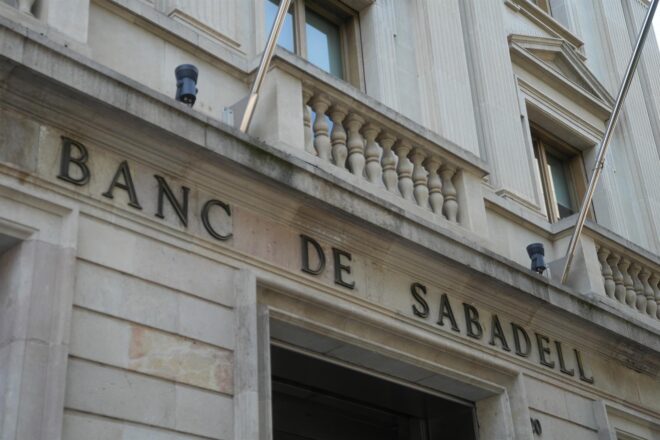 El Banc Sabadell lliura 300 accions a cada treballador després de l’OPA fallida del BBVA