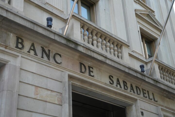 Façana de la seu històrica del Banc Sabadell, a Sabadell (fotografia: Europa Press / David Zorrakino).