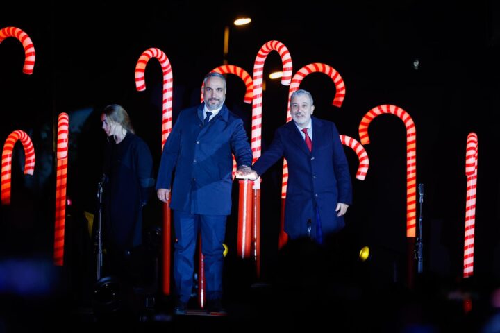 Jaume Collboni i el seu homòleg de Betlem inauguren l’encesa de llums de Nadal a Barcelona, al passeig de Gràcia (fotografia: Kike Rincón / Europa Press).
