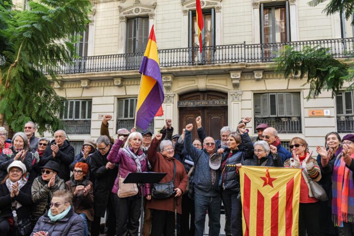 Els concentrats davant la prefectura superior de la policia espanyola a la Via Laietana 43 de Barcelona / Alberto Paredes, Europa Press