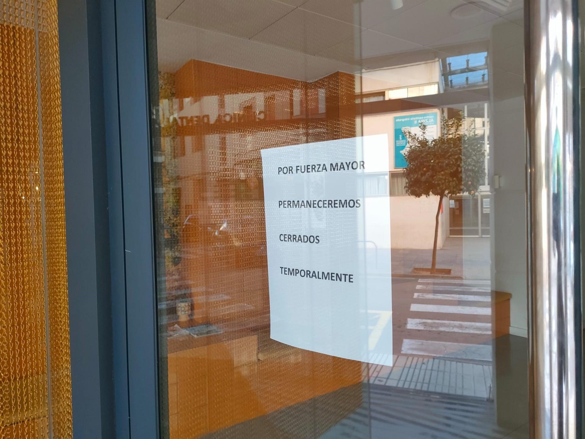 Cartell a la clínica dental on fou tractada la menor