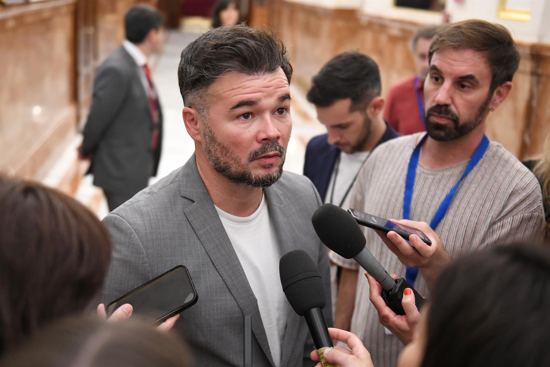 El portaveu d’ERC al congrés espanyol, Gabriel Rufián, en declaracions a la premsa (fotografia: Europa Press / Fernando Sánchez).