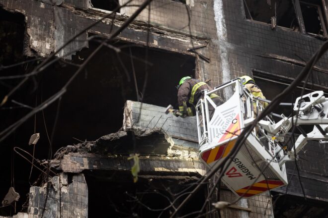 Un mort i quinze ferits en un nou atac rus a Kíiv amb danys greus als serveis bàsics