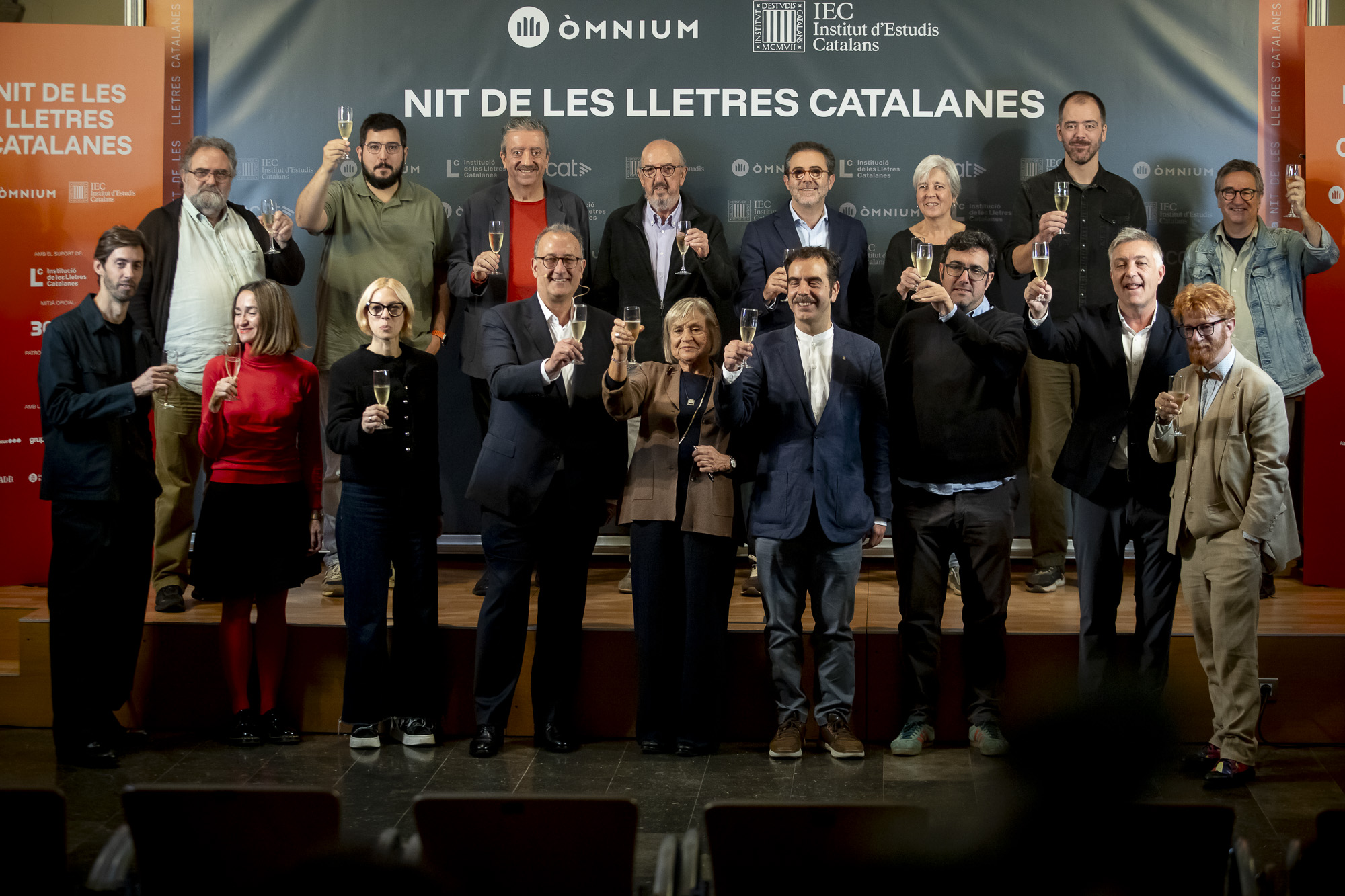 La foto de sector en la presentació de la Nit de les Lletres Catalanes.