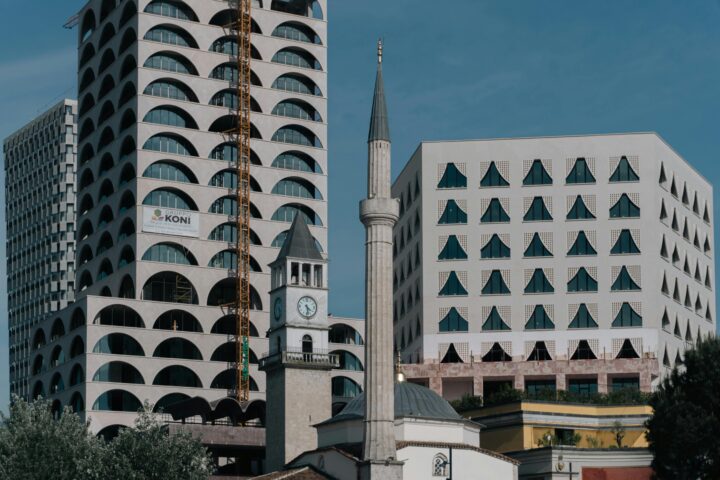 Edificis de nova promoció darrere una mesquita d'arquitectura tradicional a Tirana, la capital d'Albània (fotografia: Paolo Bici/Pexels).