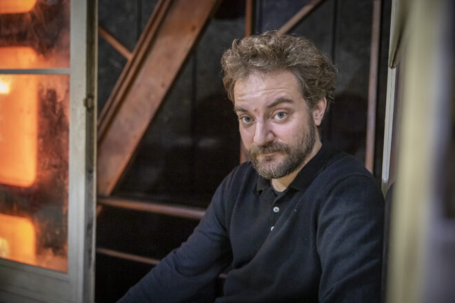 Pol López: “La gràcia del teatre és que no es vegi el pamflet, però que et faci pensar”