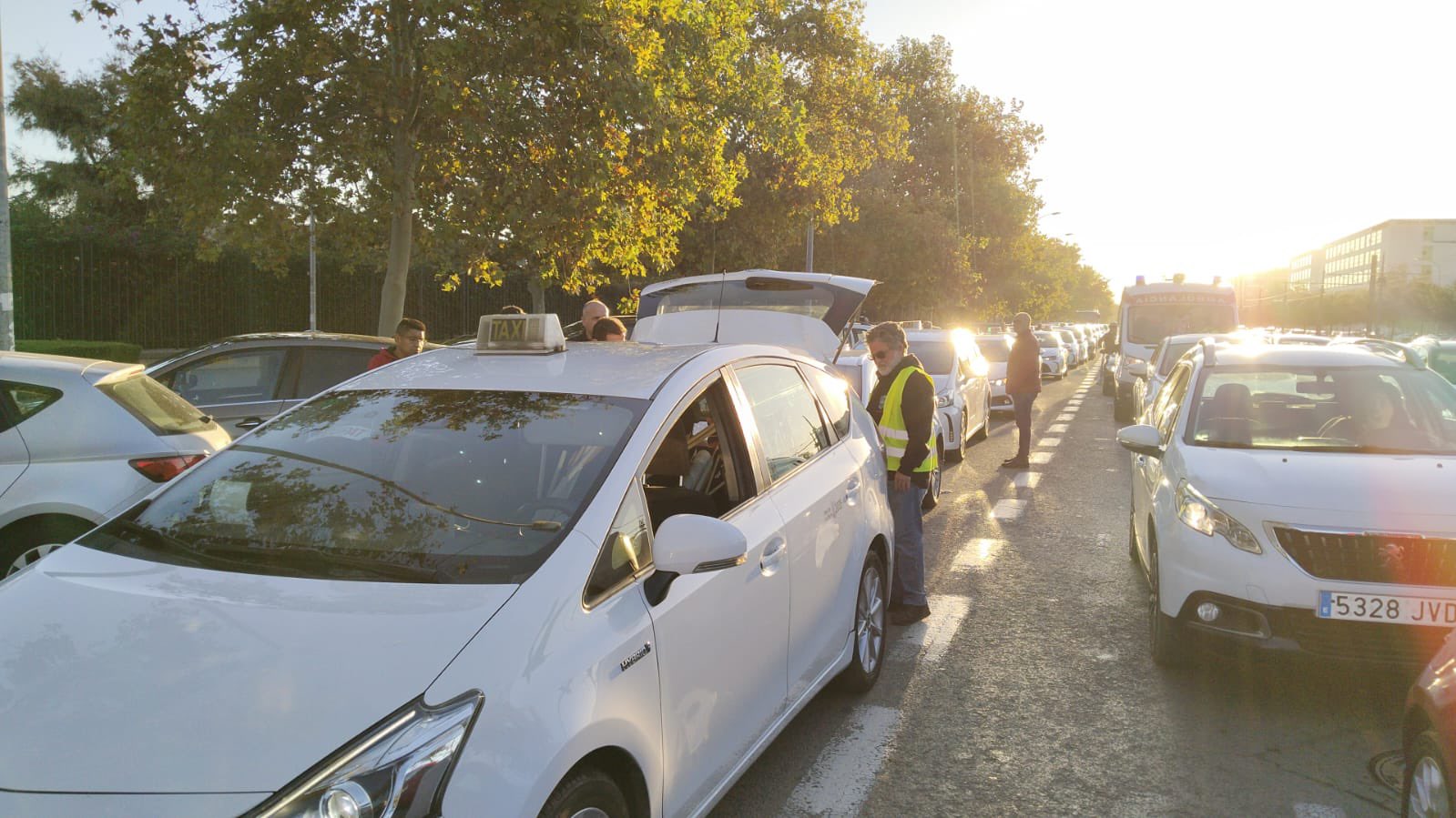 Més de 2.000 taxis col·lapsen València en una vaga de quatre hores contra les VTC