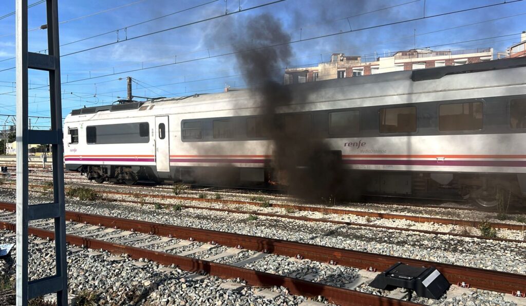 Un foc en un tren obliga els bombers a desplegar-se a l’estació de Tarragona
