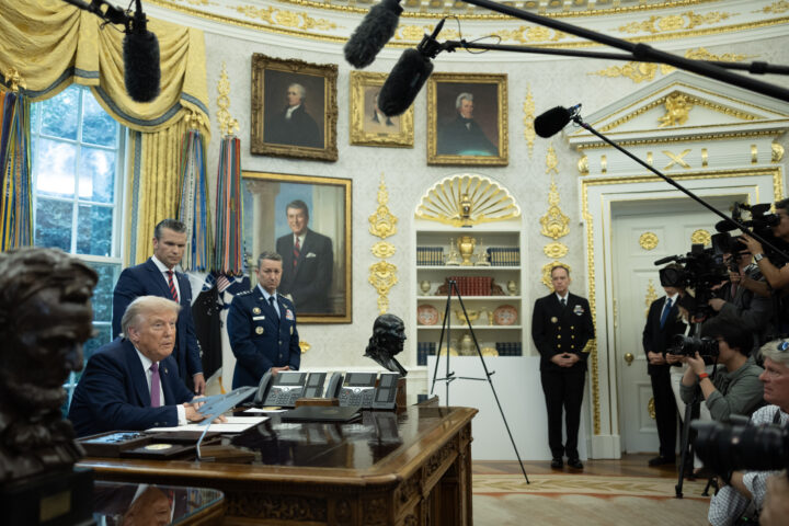 El president dels Estats Units, Donald Trump (esquerra), seu al Despatx Oval acompanyat del secretari de Defensa dels Estats Units, Pete Hegseth (centre), i el cap de l'Estat Major de l'exèrcit, el general Dan Caine (dreta) (fotografia: Tom Brenner/The Washington Post).