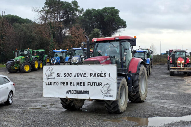 Una tractorada talla l’Eix Transversal per protestar contra la gestió de la fauna cinegètica