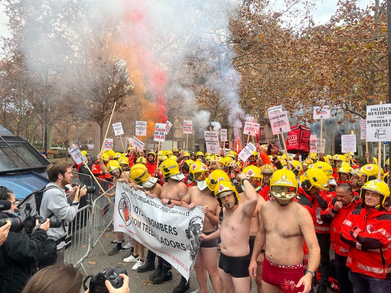 Protesta dels bombers voluntaris davant del Departament d'Interior, a Barcelona.