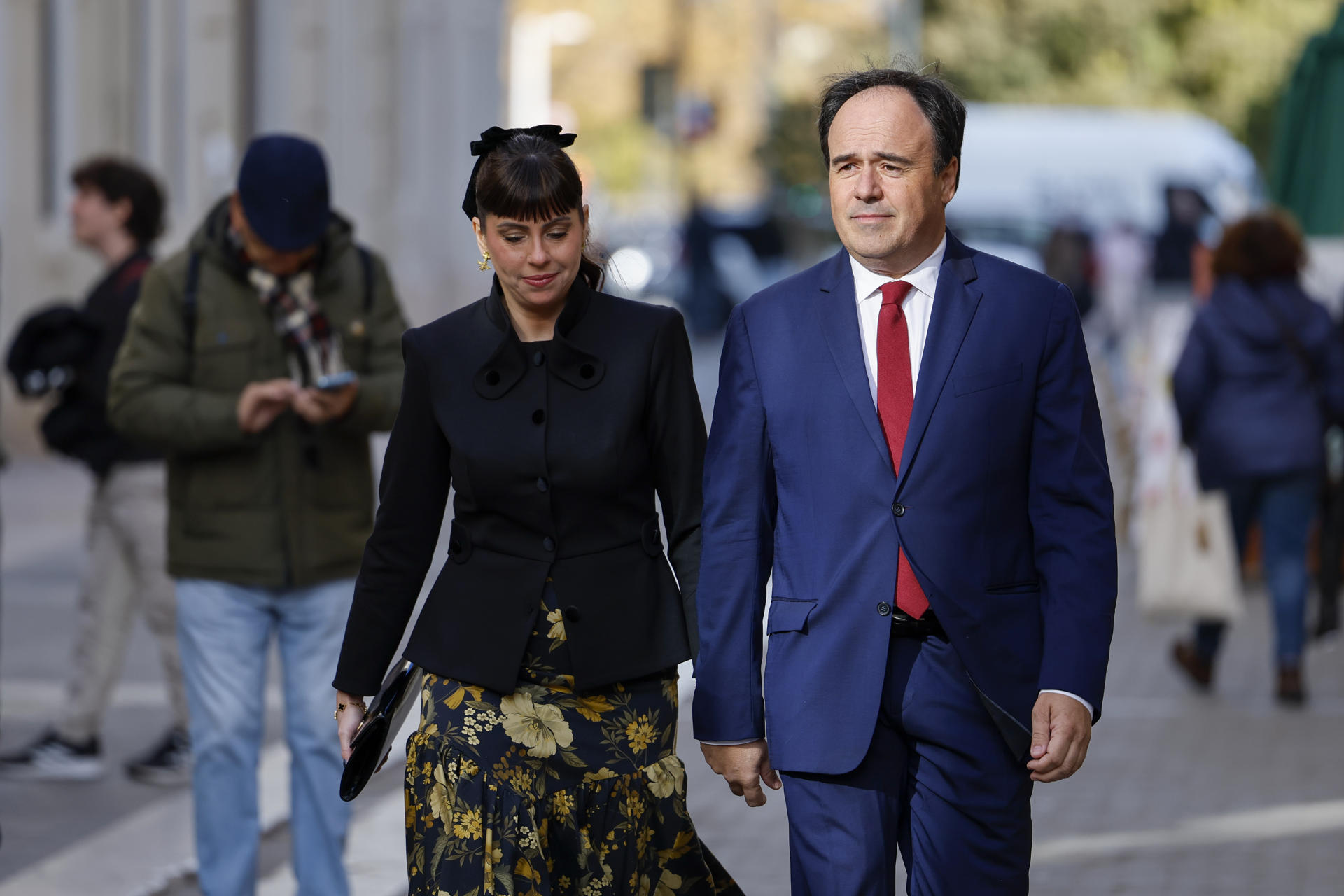 El president de la Generalitat amb la seva parella, Vanesa Soler, abans de la investidura. Fotografia: EFE