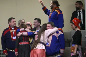 Membres de la comunitat sami es feliciten després de la lectura oficial del document que en reconeix l'opressió de segles.