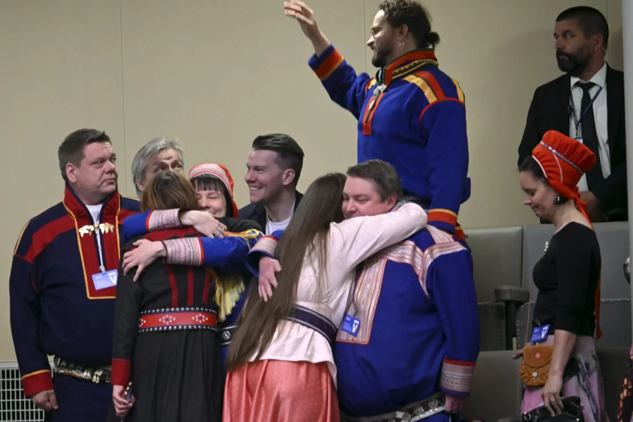 Membres de la comunitat sami es feliciten després de la lectura oficial del document que en reconeix l'opressió de segles.