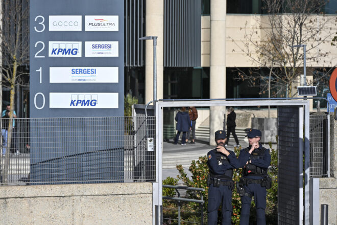 La policia deté a Madrid el propietari i el director executiu de l’aerolínia Plus Ultra