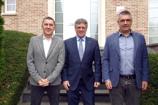Puigdemont i Otegi advoquen per la col·laboració entre nacions en “el complex context actual”