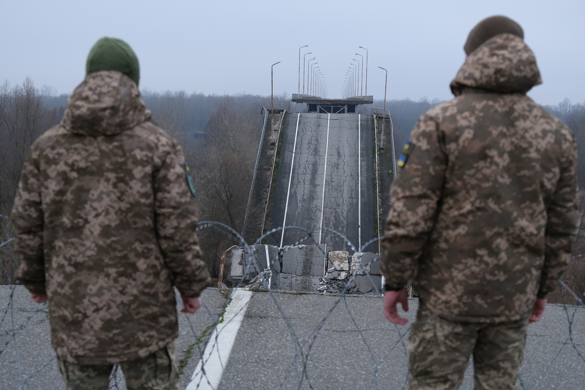 Dos soldats ucraïnesos fan guàrdia a un pas fronterer entre la regió de Txernihiv, al nord-oest d'Ucraïnesa, i Bielorússia, la setmana passada (fotografia: Maria Senovilla/Efe).